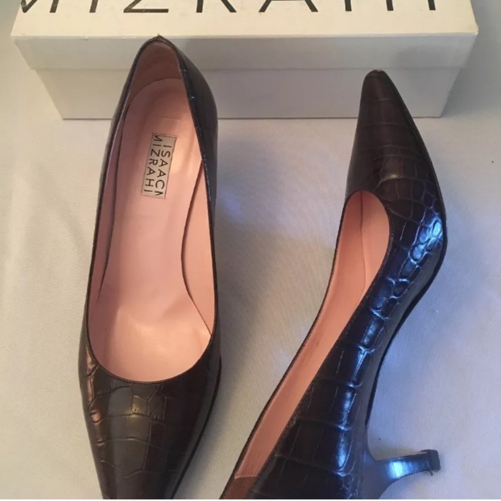 Isaac Mizrahi brown croc kitten heel pumps. 8 1/2